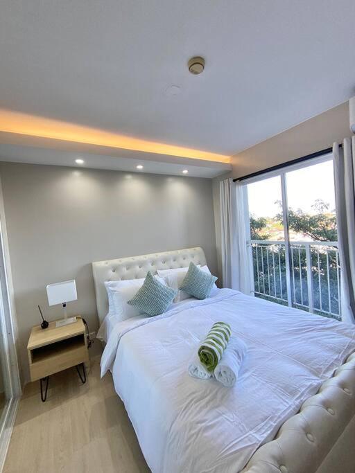 Modern Oasis: Pool + Netflix Lägenhet Manila Exteriör bild