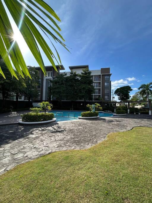 Modern Oasis: Pool + Netflix Lägenhet Manila Exteriör bild